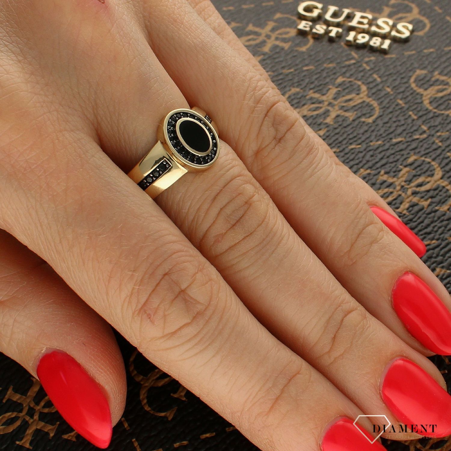 Złoty sygnet z onyksem i cyrkoniami w kształcie owalnym. Pierścionek 585 wykonany z 14-karatowego żółtego złota (2).jpg